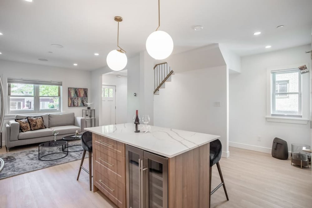 Commercial Drive New 3 Bdrm Home 2 Flex Rooms -5 min to Downtown 22km Seawall