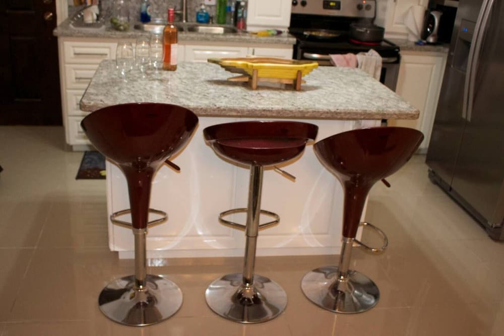 Remarkable 2-bed Apartment in Kingston view 2