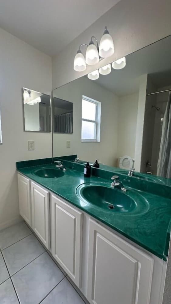 South Facing W/ Private Pool & Spa