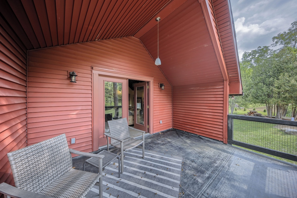 Willow Brook Getaway: Hot Tub, Deck in Mifflinburg