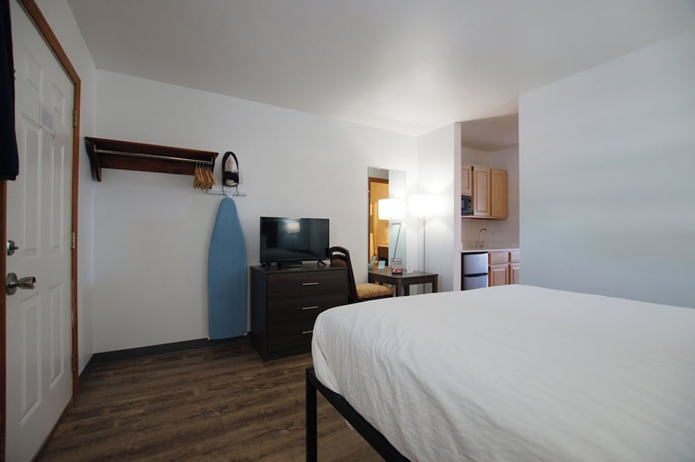 Snyder's Shoreline Inn