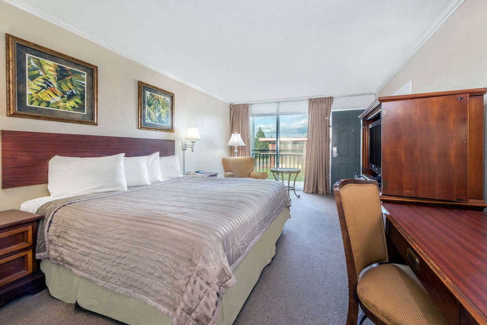 Burlington Vacations - Howard Johnson by Wyndham Burlington - Property Image 6