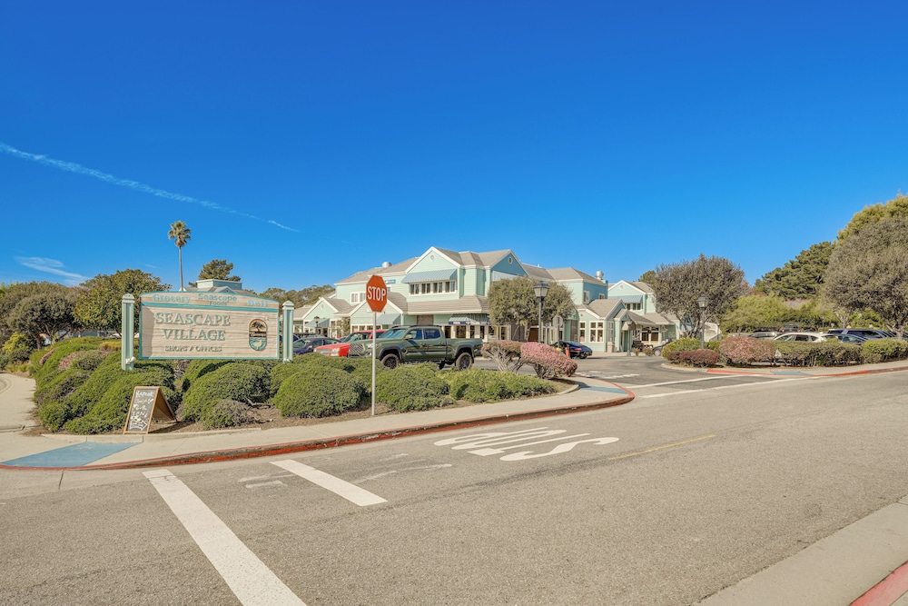 Swim, Golf & Relax: Luxe Townhome in Aptos