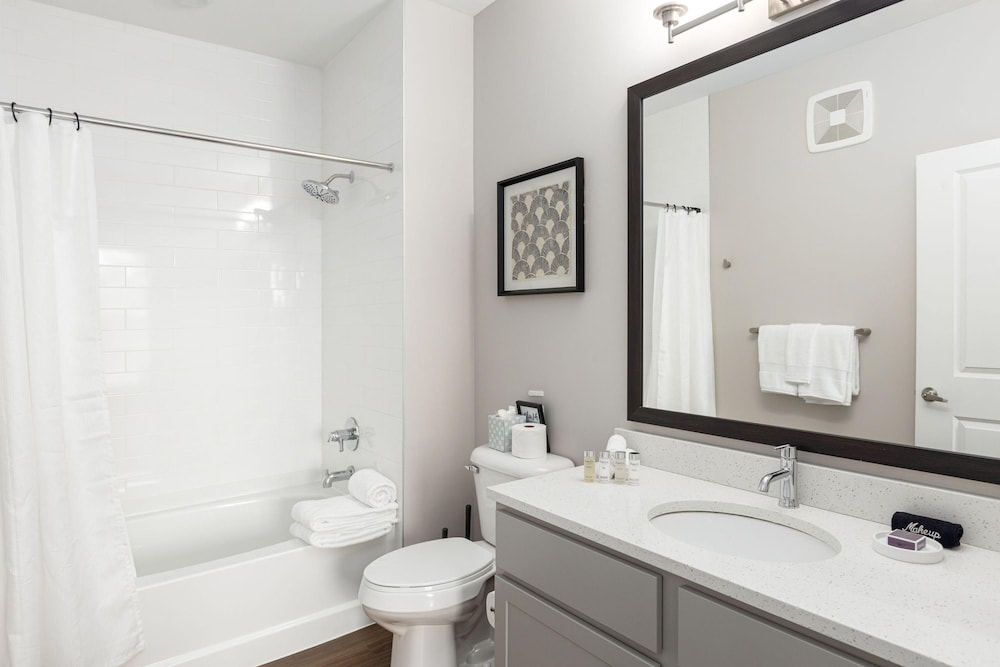 Downtown Luxury - Top Floor 2BR at Topiary Park