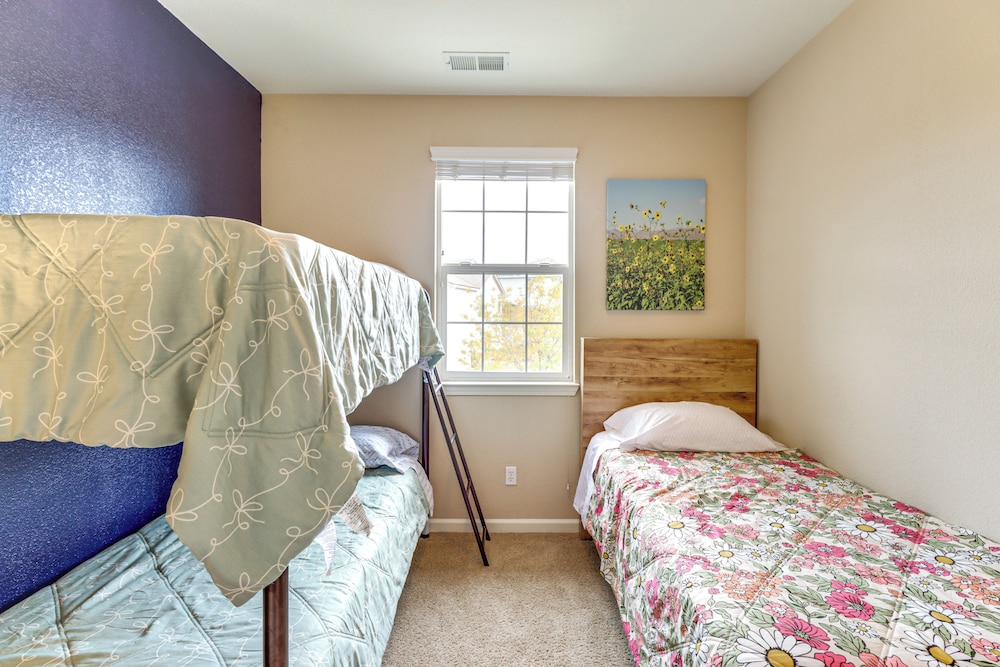 6 Mi to Dtwn Reno: Mtn-view Retreat w/ Fireplace!