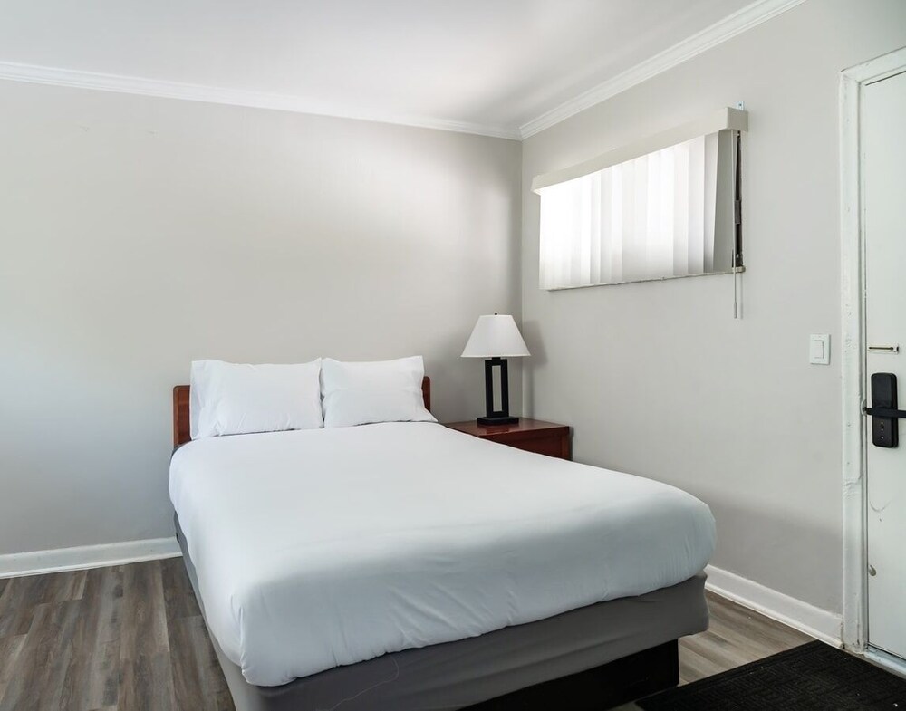 Comfortable Brownstown Stay Queen Bed & Private Bath