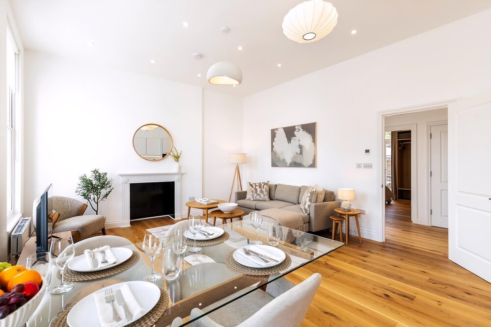 Bright & Elegant Chelsea Getaway: Private Balcony!