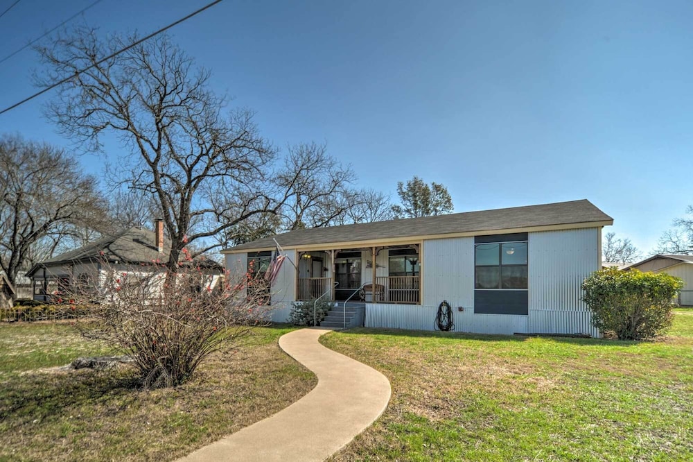 'the Barn' Texas Wine Country Vacation Rental view 3