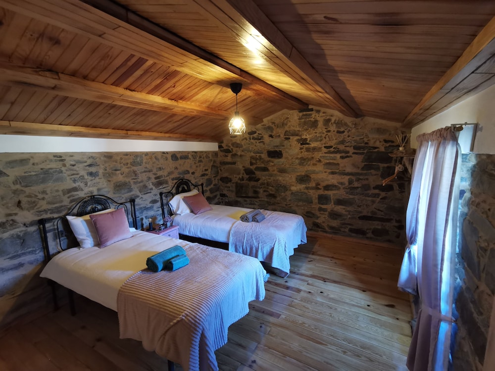 400 Year old 3-bedroom Farmhouse Central Portugal view 3