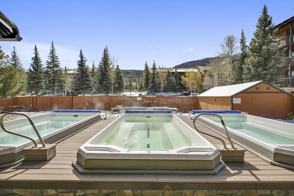 Mountainside  325a 3 Bedroom Condo by RedAwning