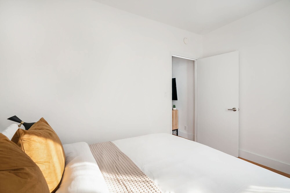 444-4e Contemporary 2BR in Hell s Kitchen