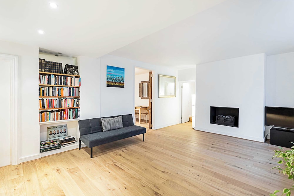 Richmond Hill Top Apartment