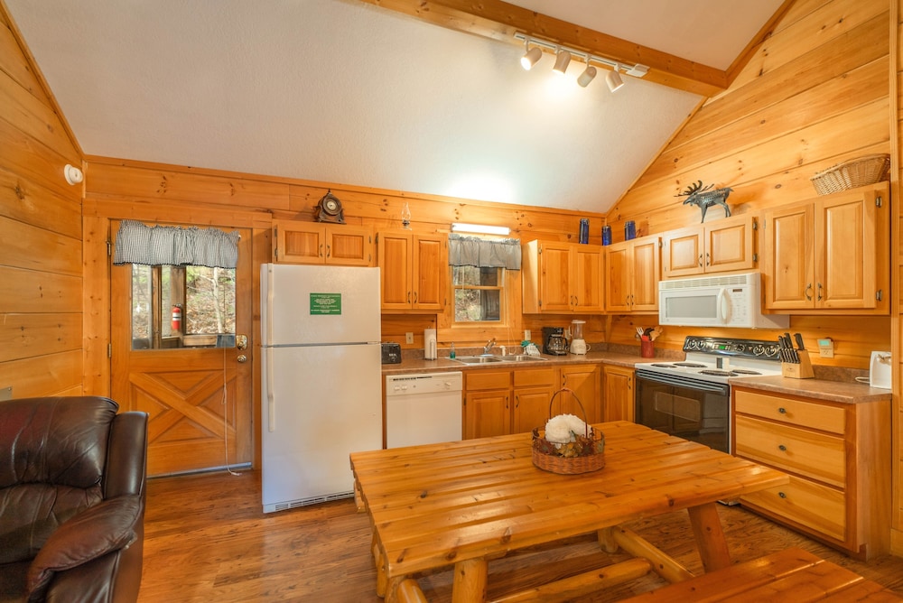 Er307- Eagle's View- Great Location- Close To Town 2 Bedroom Cabin by RedAwning view 4