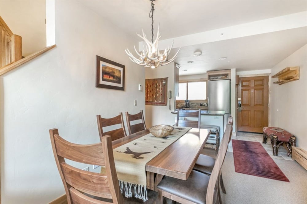 Spacious 3 Bedroom Condo in Lionshead Village - 100 Yards to Lift, Pool, hot Tub!