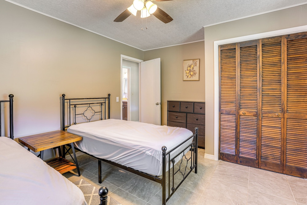16 Mi to Wec: Horse-friendly Home on 5 Acres!