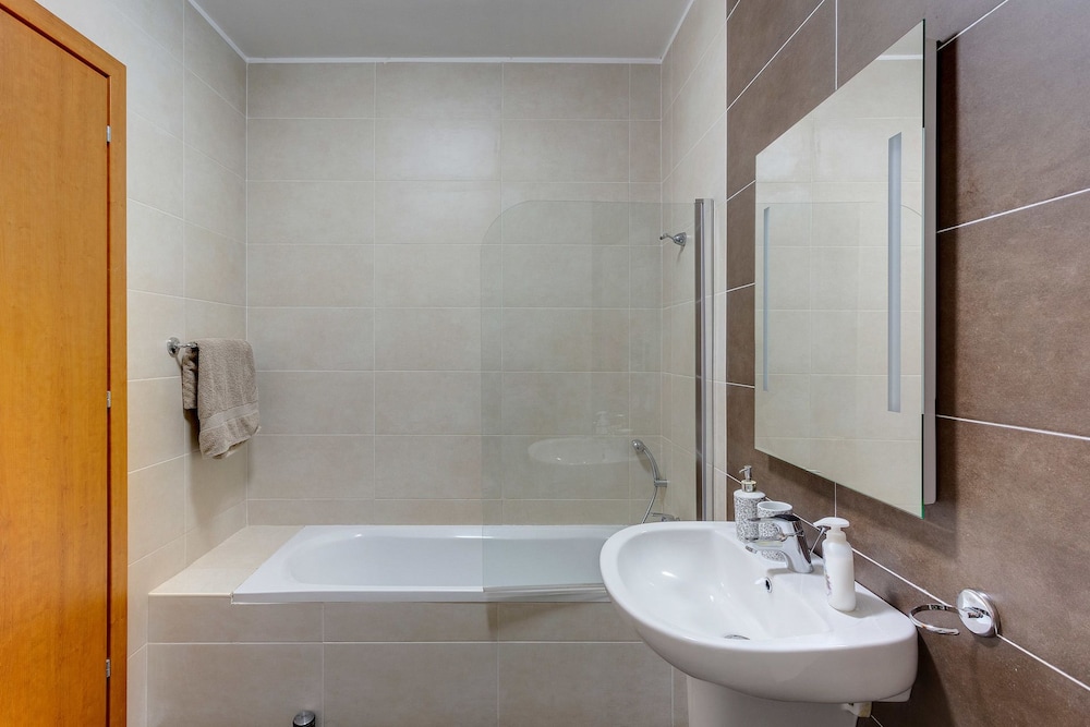 Centric and Spacious Apartment With Wifi and Balcony view 5