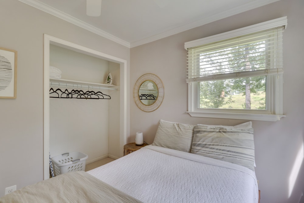 Quiet Charlottesville Hideaway in Baileys Retreat! view 2