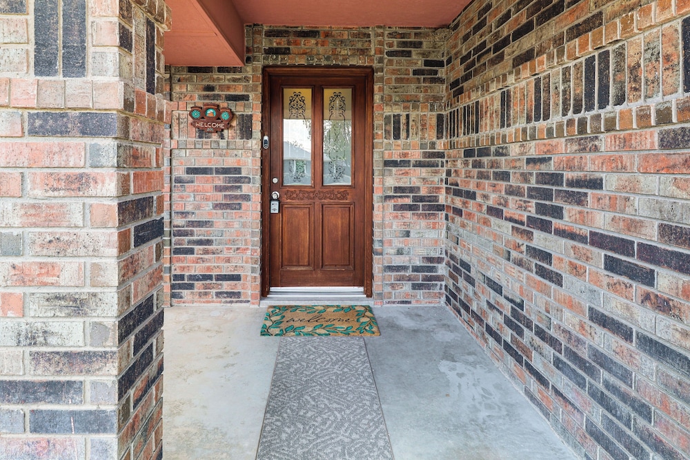 3 Mi to Downtown Roswell: Home w/ Patio + Yard