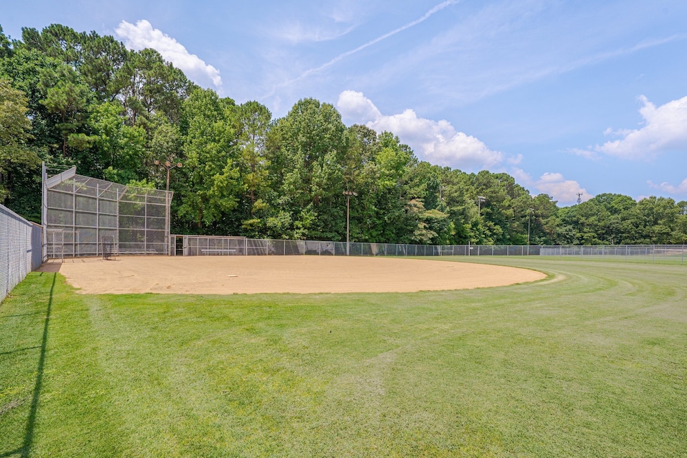 Relaxing Retreat Near North Hills & Downtown 3 Bedroom Home
