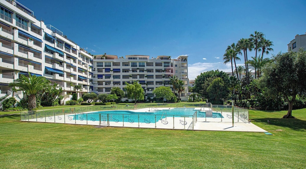 Beautiful 2 Bedrooms Apartment In Puerto Banus
