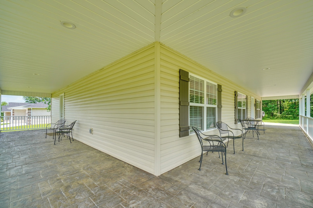 Wraparound Porch: Home Near Dtwn Crossville!