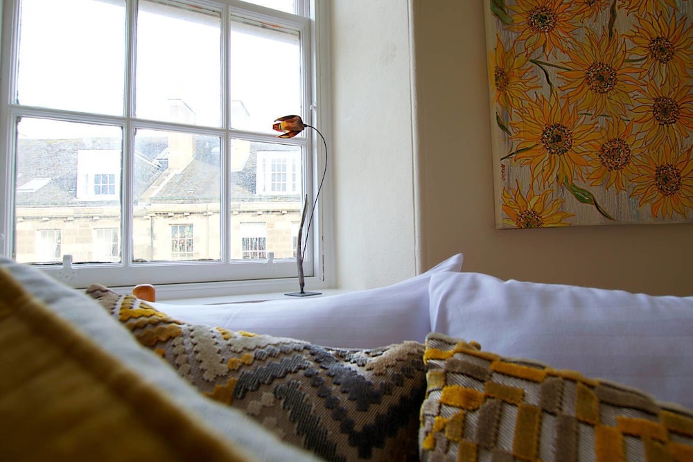 JOIVY Bright New Town 2 bed Apt - 5 Mins to Princes St view 3