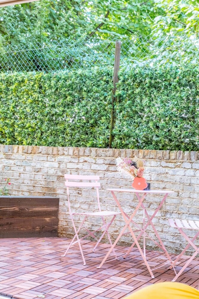 Charming 1 Bedroom Apartment in Shepherds Bush With Patio Area