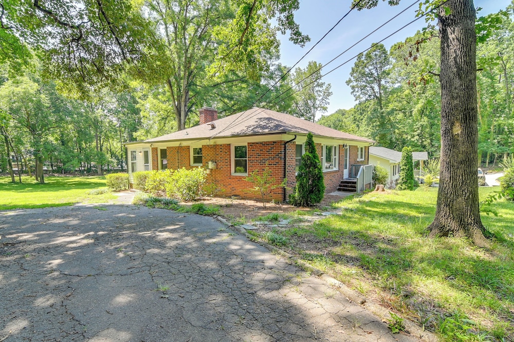 6 Mi to Uptown: Pet-friendly Home in Charlotte