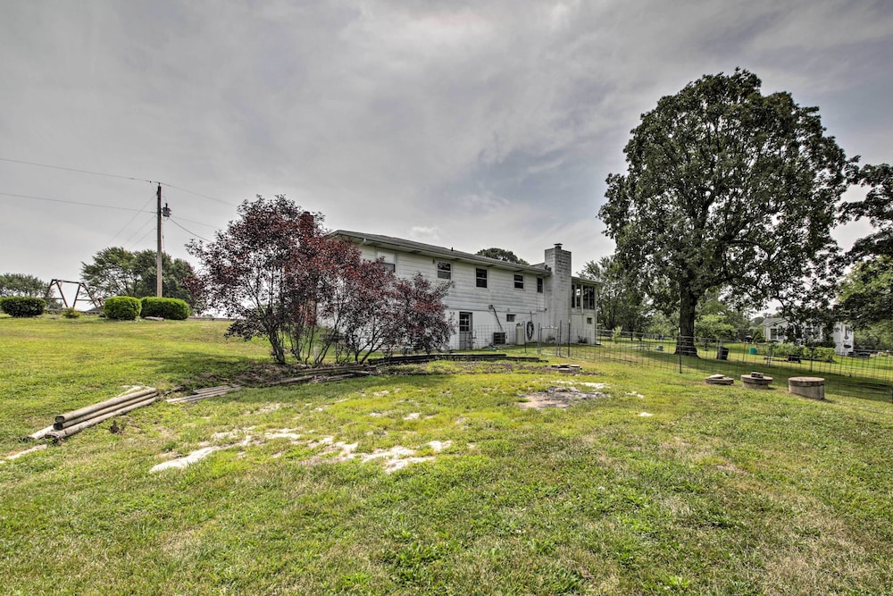Traditional Country Home in De Soto w/ Yard! - Property Image 29