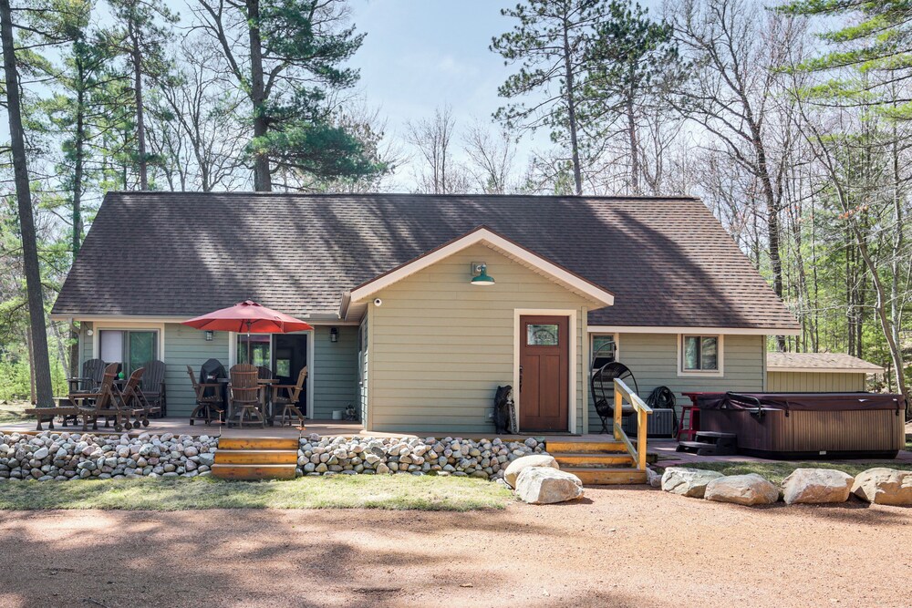 'northwood Tours Escape': Hot Tub & Lake Access! view 5