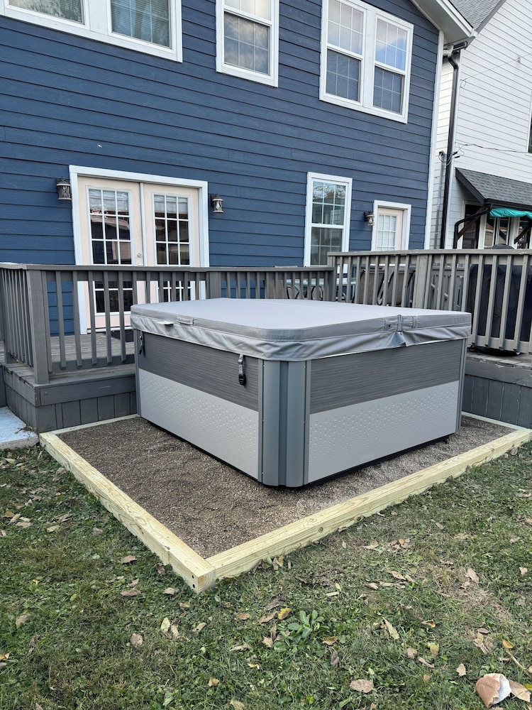 Spacious Home for Groups with Hot Tub in Indy