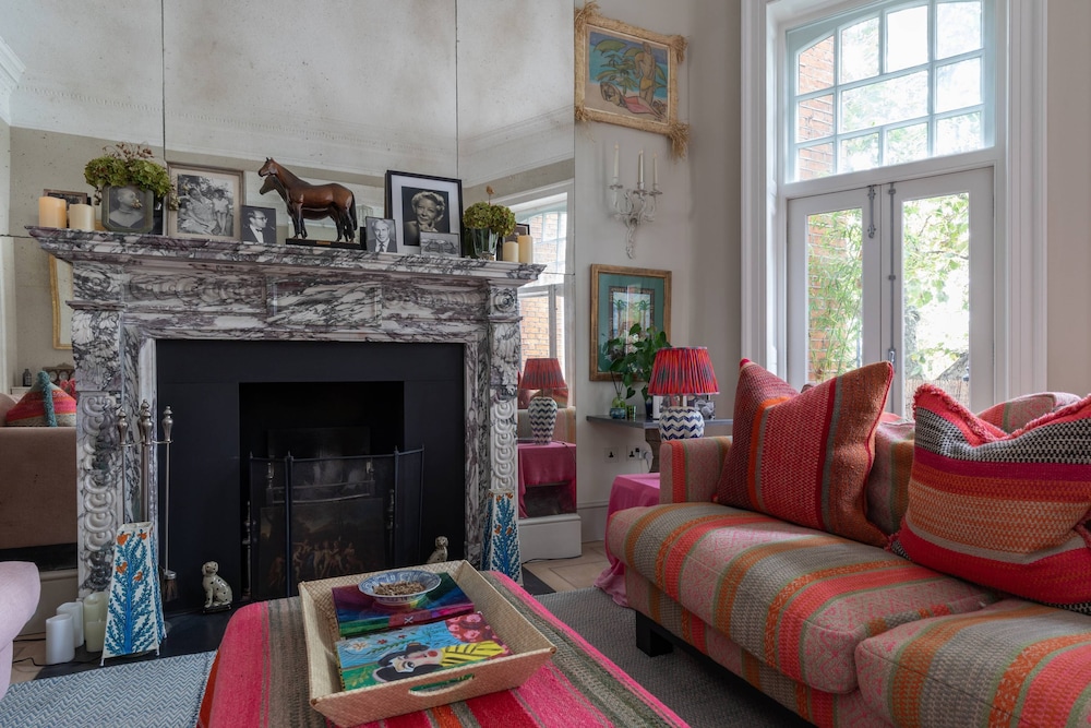Chelsea Embankment III by Onefinestay