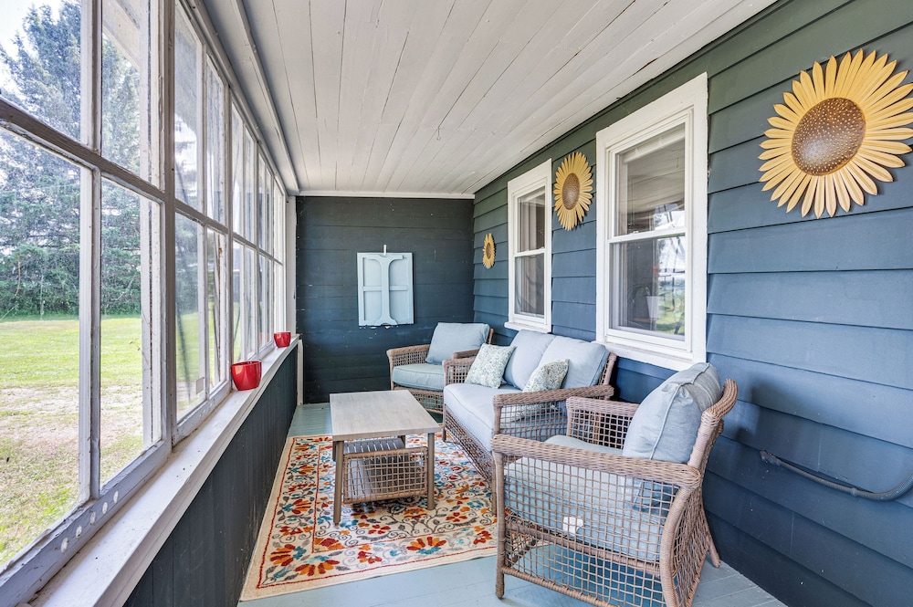 < 1 Mi to Lake: Mtn-view Cabin w/ Porch in Newport
