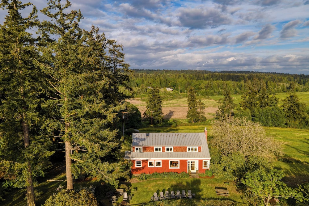 Maxwelton Aerie Bluffside Retreat w/ Sweeping Puget Sound Views + Firepit