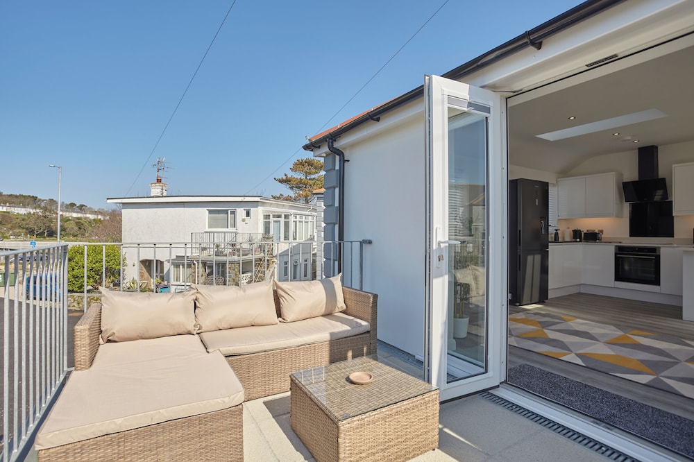 2022 Brand New Stylish Flat in Central Hayle