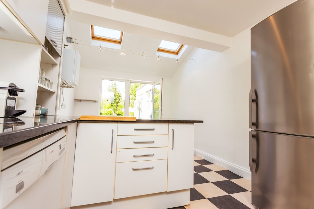 The Queen Edith Place - Lovely 6BDR Home in Secluded Neighbourhood