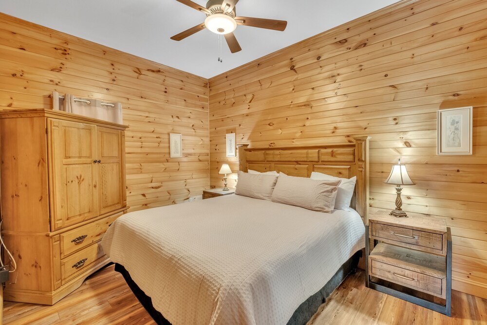 Heavenly Views Lodge 4 Bedroom Apts by RedAwning view 5