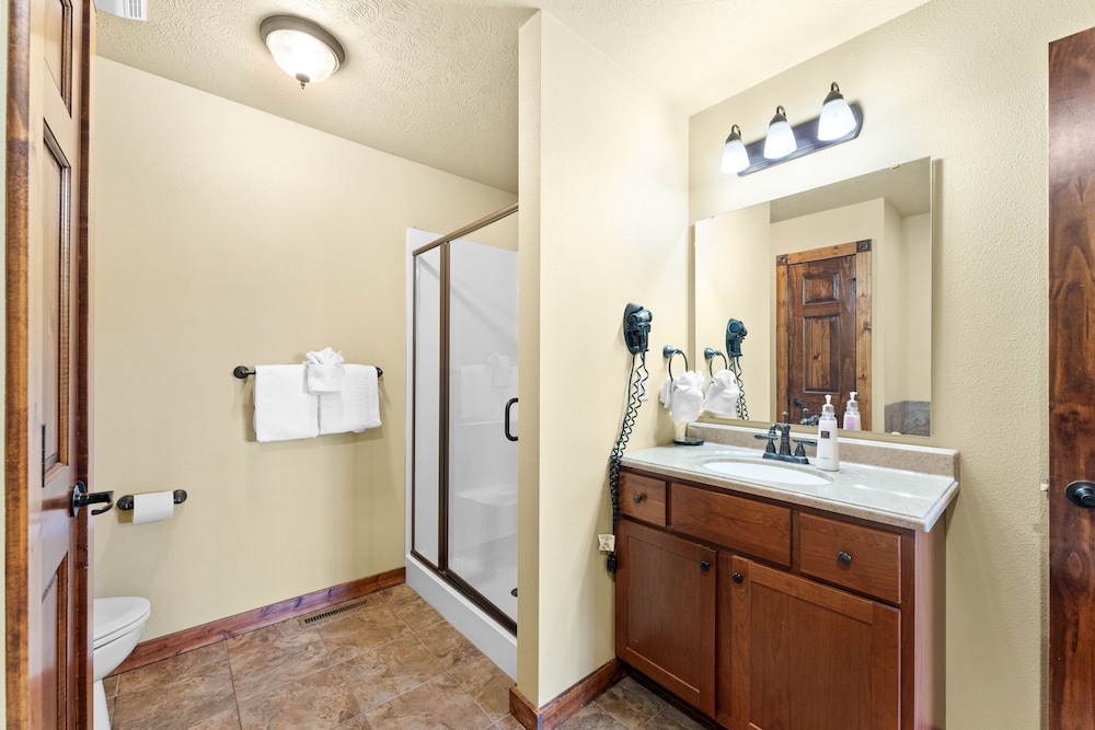 Timeless Memories Lodge 6 Bedroom Cabin by RedAwning