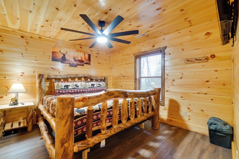12 Mi to Gsmnp: Cabin w/ Game Room in Sevierville