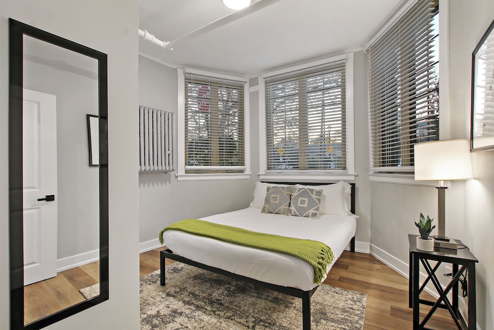 Sleek and Cozy 1BR Apartment - Hartrey G