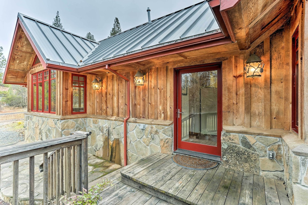 Peaceful Shasta Cascade Getaway on 15-acre Ranch!