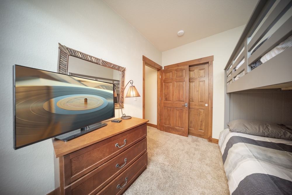 Palomino At Kicking Horse 2 Bedroom Cabin by Redawning - Property Image 19