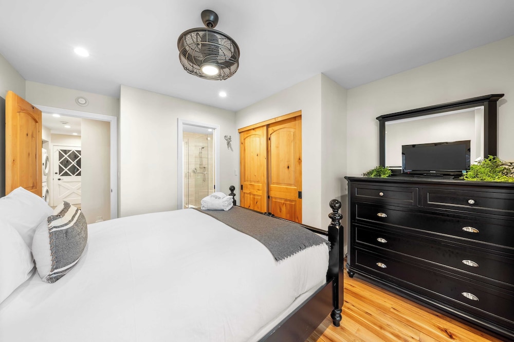 Secluded Incline Village Stay w/ Deck Near Diamond Peak & Lake Cloud 9 and 1/2 by Avantstay