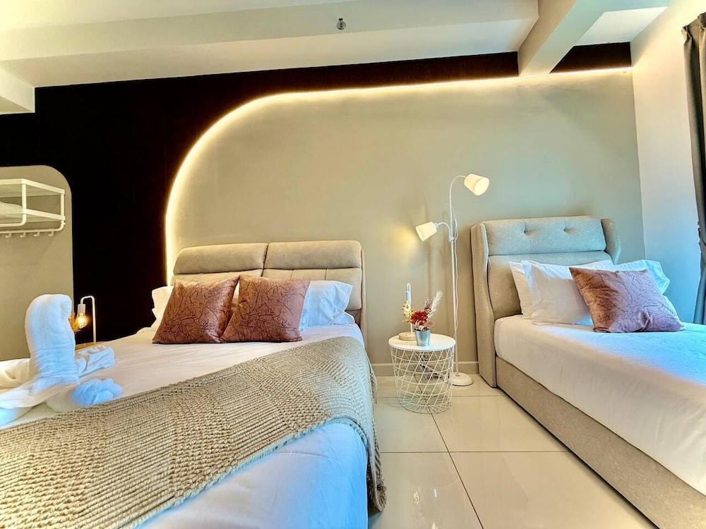 ICC Luxury Suites By Grab A Stay