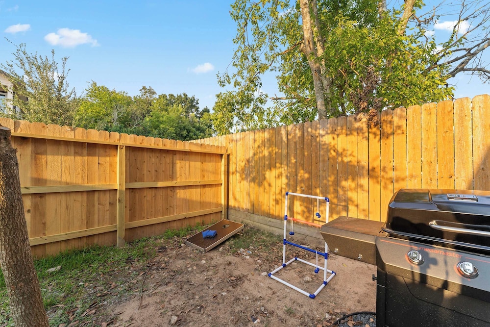 NRG Medcenter 2BD 2 5BA w Fencedyard King Bed