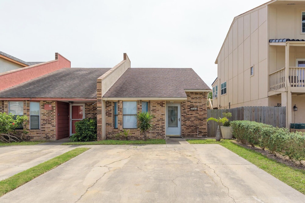 Cozy, Single Story Townhome With Backyard & Grill! view 3