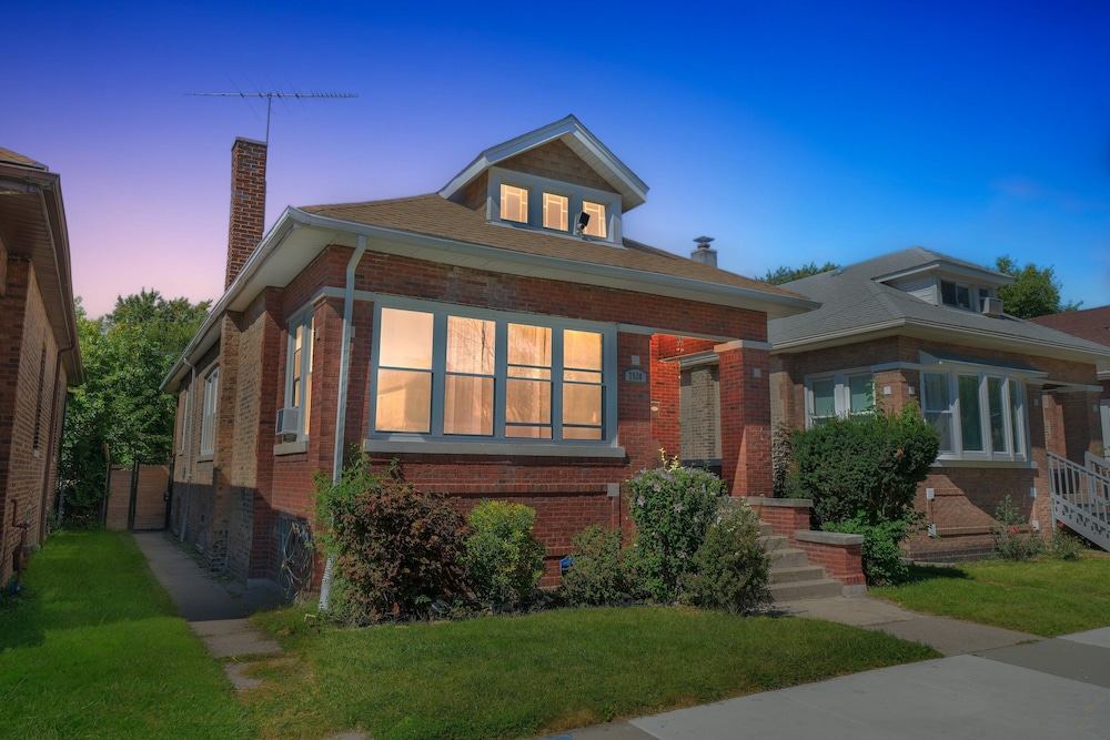 Chicago Getaway With Pool Table & Modern Comfort 3 Bedroom Home