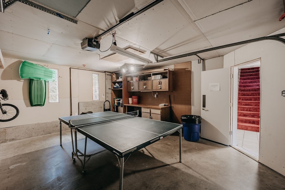 13sl - Hot Tub - Pets Ok - Wifi - Sleeps 8 2 Bedroom Home by RedAwning