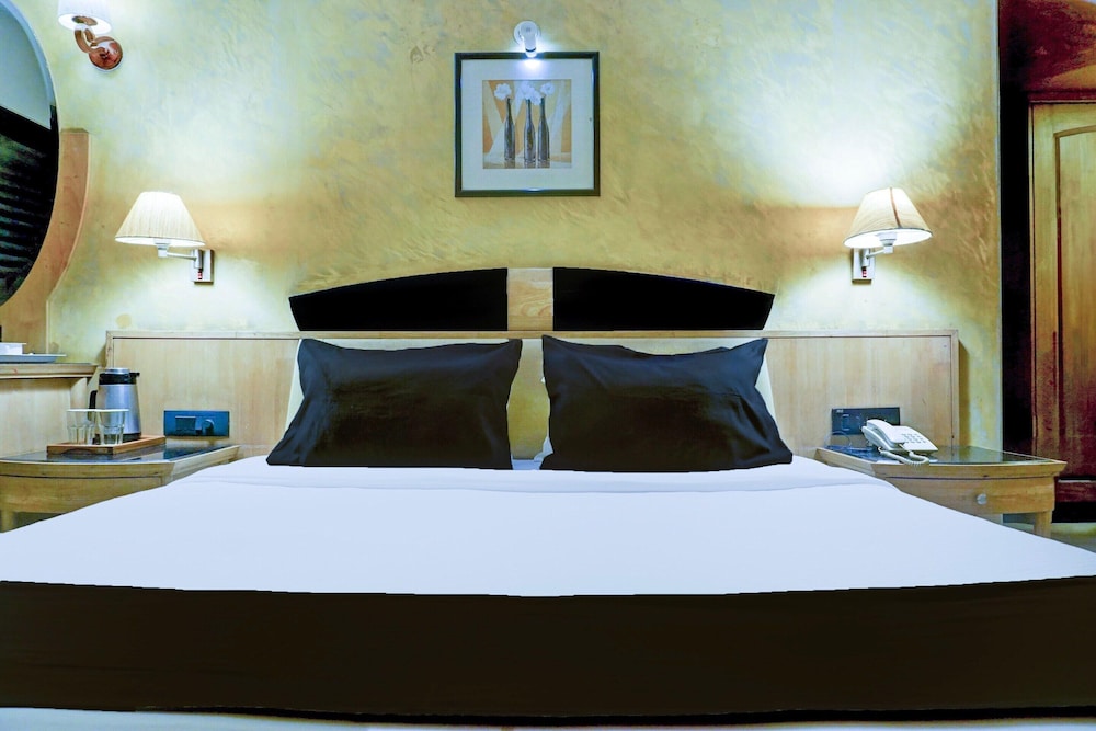 Premium Room Near Pataleshwar Temple, Pune