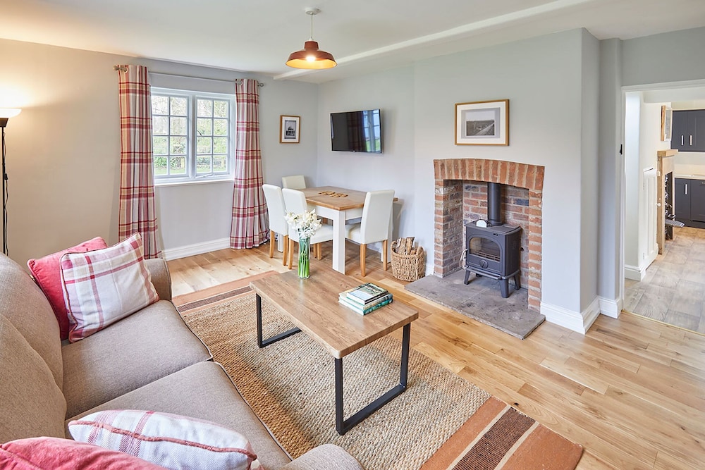 Host Stay Gardeners Cottage view 3